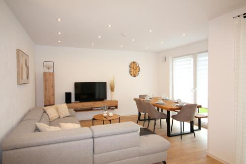 Kulmbach Apartment | Spacious ADA Ferienwohnung for 6-8 with Breakfast Included
