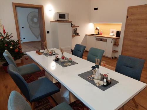 Sankt Paul im Levanttal Apartment | Cozy Double Room with Bathroom - Family and Pet Friendly