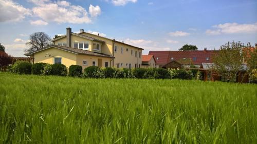 Hohen Wieschendorf House | Spacious Family Retreat at Großer Ferienhaus - 4 Star Stay