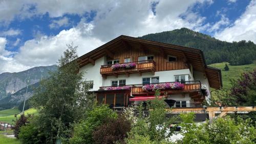 Glor Apartment | Guest Rated 10/10: Großglocknerappartement with Kitchen & Breakfast