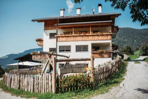 Luson Apartment | Großkarnaiderhof Appartements-Bauernhof-Natur pur