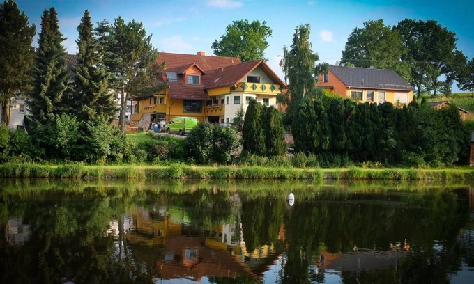 Neustadt am Kulm Apartment | Inviting Getaway by the Lake in Oberpfalz with Pool