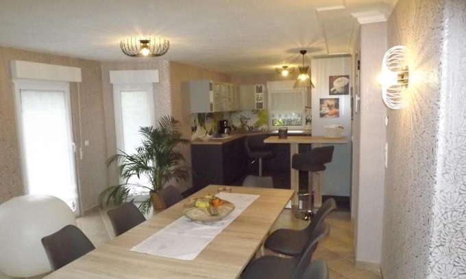 Lauta Apartment | Cozy Retreat by the Forest Edge with Ocean View & Breakfast