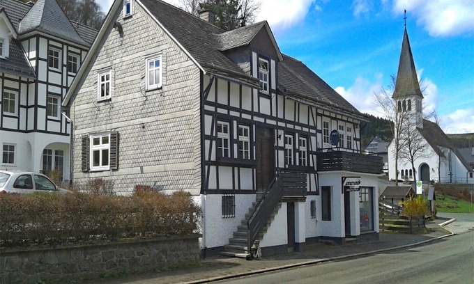 Elpe House | Inviting Holiday Home with WiFi and Pool in Hochsauerland