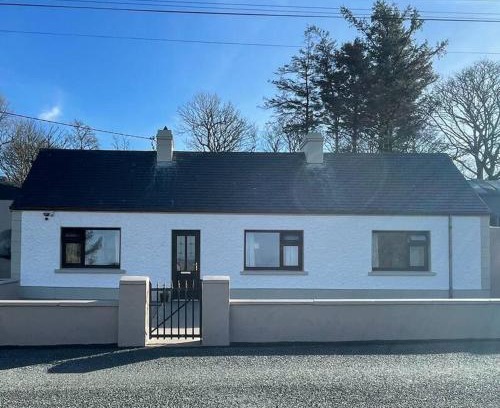 Fivemilebourne House | Grogagh Hill Cottage: Child-Friendly Retreat with 9.5 Rating