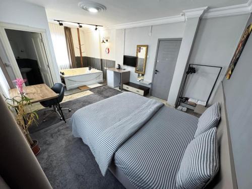 Yenisehir Hotel | Comfortable Stays at Grond Konaklama Mersin with Hot Tub