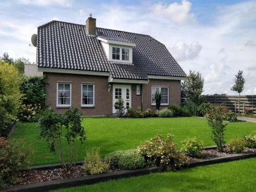 Breezand House | Family-Friendly Retreat for 6 in Serene Countryside