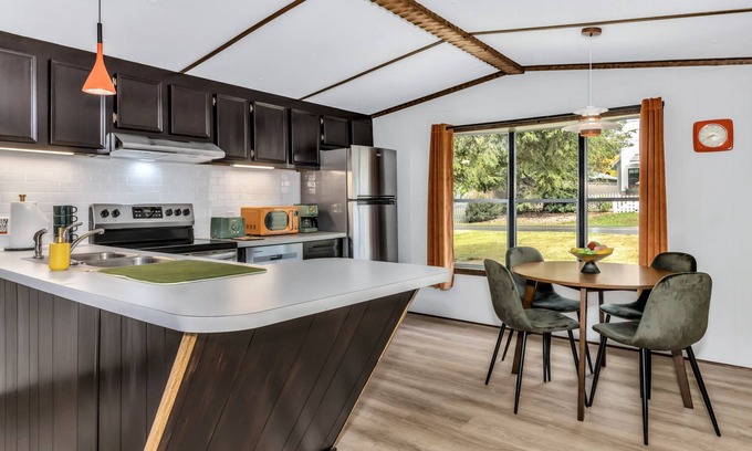 Black Mountain House | Pet-Friendly Groovy Guest House near Downtown Black Mountain