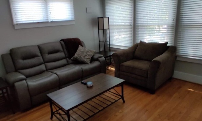 Grosse Pointe House | Grosse Pointe Retreat: Downtown Detroit with Pool & Breakfast