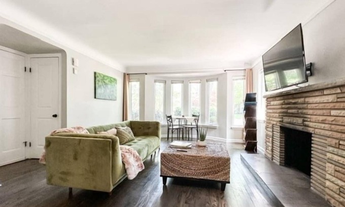 Grosse Pointe Apartment | Grosse Pointe 3BR Lower flat