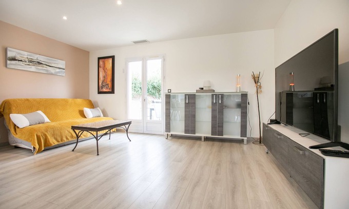 Boulazac-Isle-Manoire House | Relax in a Garden Oasis with Pool and Ocean Views