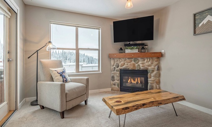 Silver Star Mountain Condo | Pet-Friendly Creekside Condo with Spa & BBQ Access