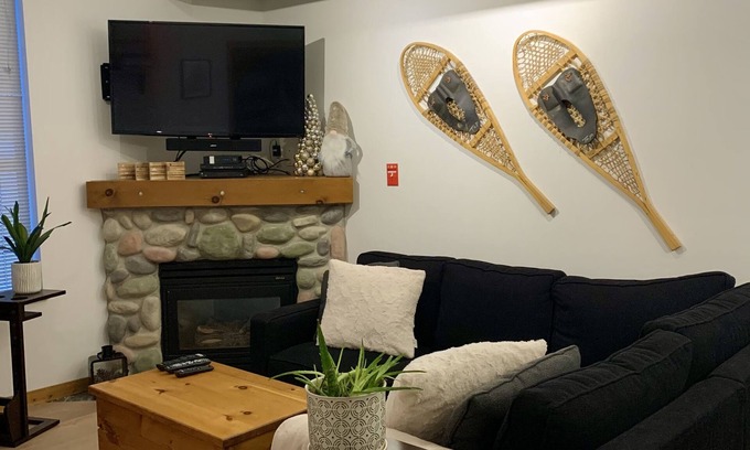 Silver Star Mountain Condo | Pet-Friendly Creekside Condo with Trail Access & Ocean View