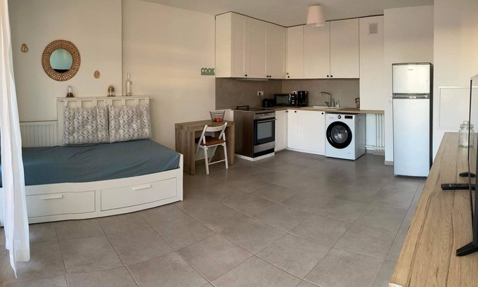 La Fare-les-Oliviers Apartment | Ground Floor Apartment with Private Parking for Families