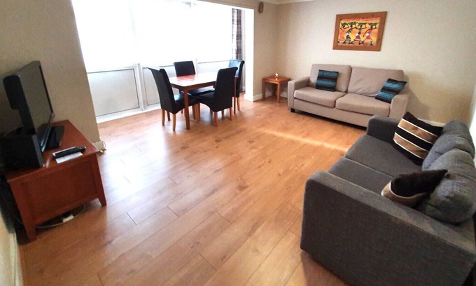 Bobbing Apartment | Ground Floor 2-Bedroom Flat with Superfast Wi-Fi & Breakfast