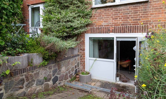 Guestrow Apartment | Inviting Ground Floor Apartment with Ocean View - Moritz