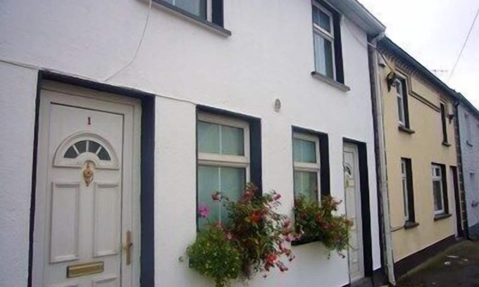 Callan Apartment | Ground Floor Apartment in Heart of Historic Town stone's throw to all amenities