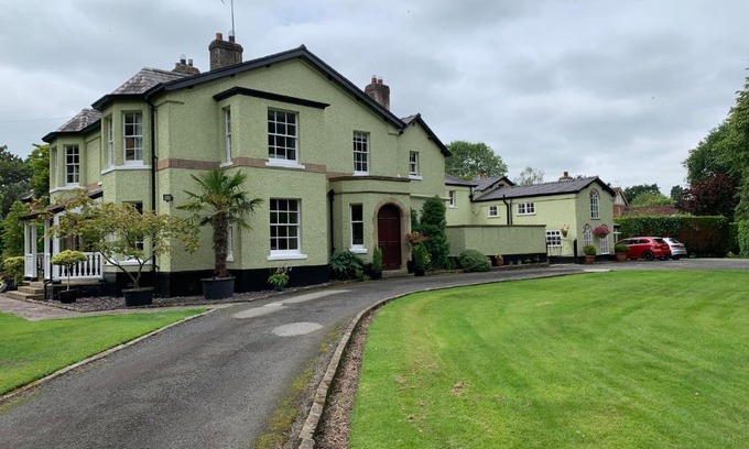 Northwich Apartment | Ideal Ground Floor Apartment at The Coach House with Pool