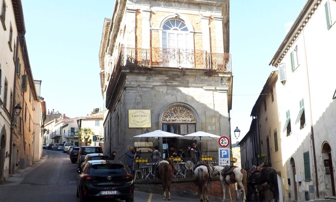 Scansano Apartment | Cozy Ground Floor Apartment with Terrace in Town Centre