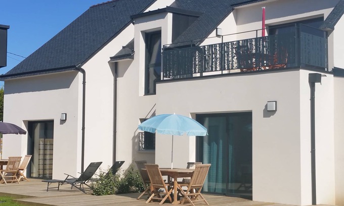 Guidel House | Inviting Ground Floor Apartment with Spa and Ocean View