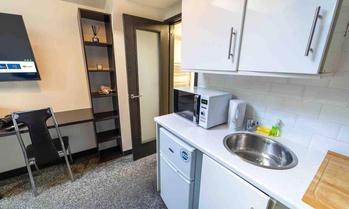 Selly Oak Apartment | Cozy Ground Floor Studio with Kitchen & Breakfast Included