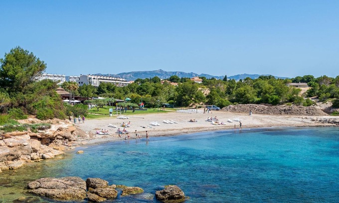 Roques Daurades Apartment | Ground Floor Retreat with Private Garden, Steps to Beach