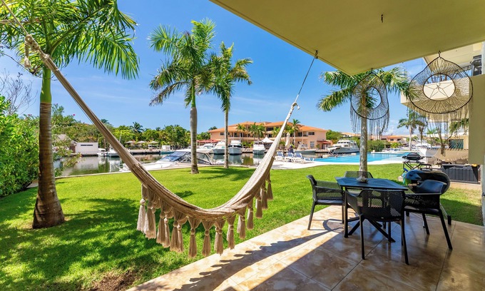 Puerto Aventuras Apartment | Ground Floor Marina Apartment with Pool Terrace and Paddleboard Puerto Aventuras