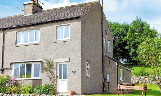 Aysgarth Cottage | Pet-Friendly Retreat with Cozy Living Room and Dining Space