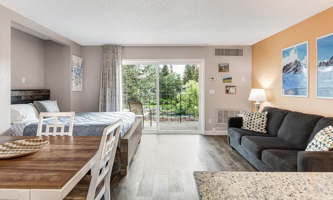 River Terrace Apartment | Pet-Friendly Studio Near Downtown with River Views