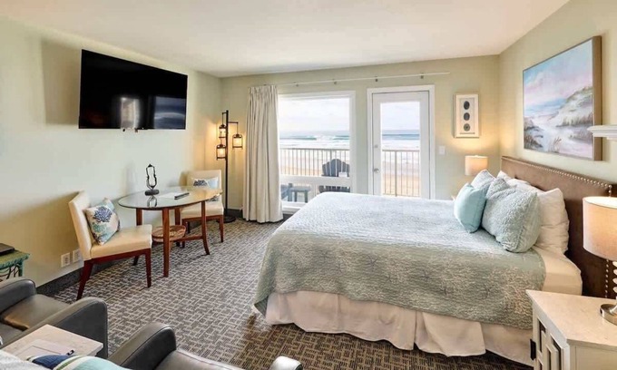 Lincoln City Condo | Inviting Ground Floor Queen Studio with Ocean View & Fireplace