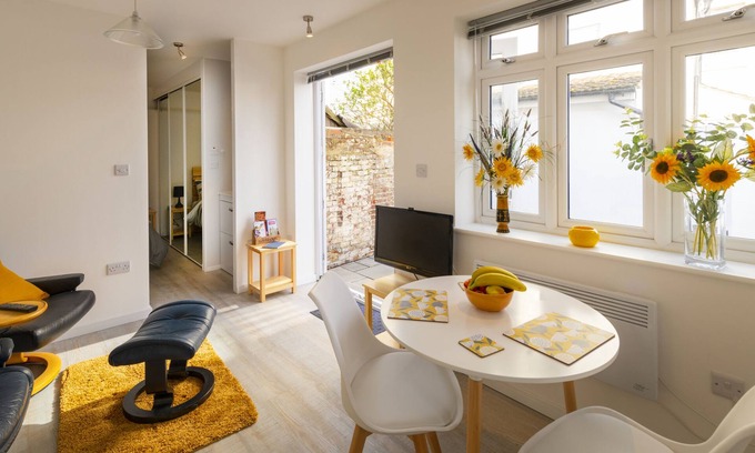 Worthing Apartment | Cozy Ground Floor Studio with Patio - Pet & Child Friendly