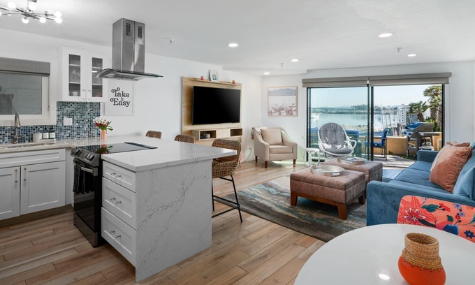 South Mission Beach Condo | Oceanfront Condo Retreat with Outdoor Patio & Spa