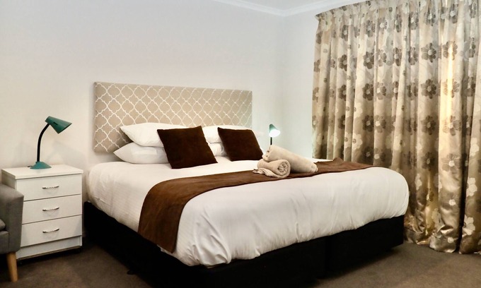 Jindabyne Apartment | Scenic Lake View Studio with Pool and Spa Amenities