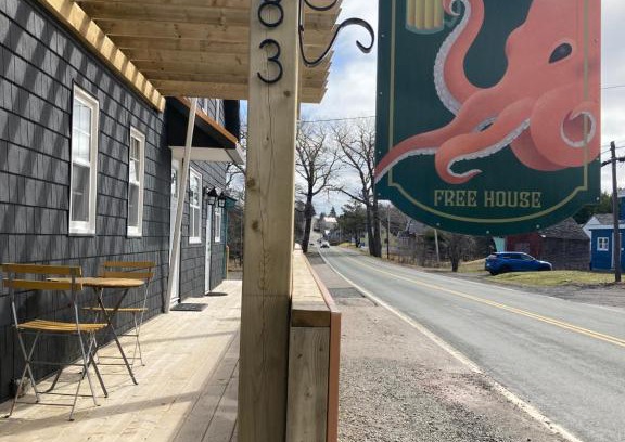 D'Escousse Hotel | Inviting Groundswell Pub & Inn: Pet-Friendly Oceanfront Escape