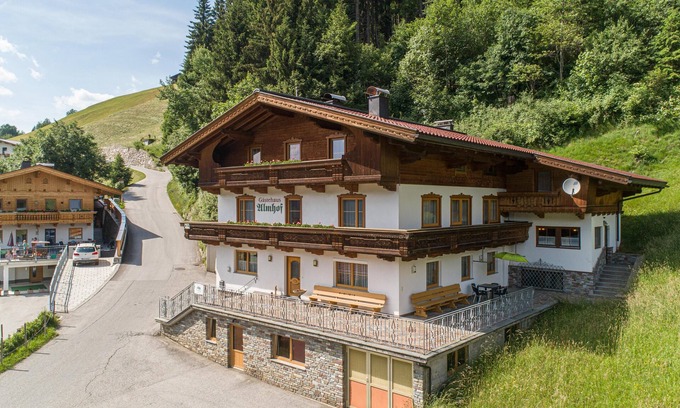 Gerlosberg House | Ideal Group Home with Terrace, Balcony & Ski Storage