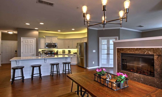 Smyrna Condo | Modern Group-Friendly Home Near SunTrust Park, Atlanta