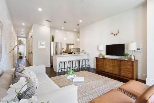 Central Business District Hotel | Unforgettable Stay at Lagniappe Lodge - Rated 10/10!