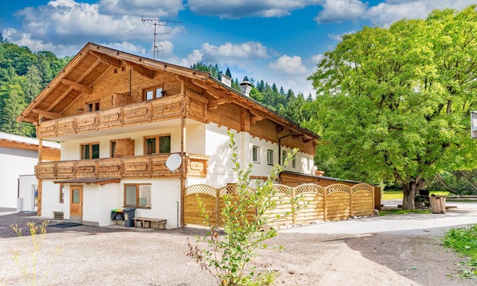 Itter House | Cozy Group Retreat with Beer Garden by Ski Resort