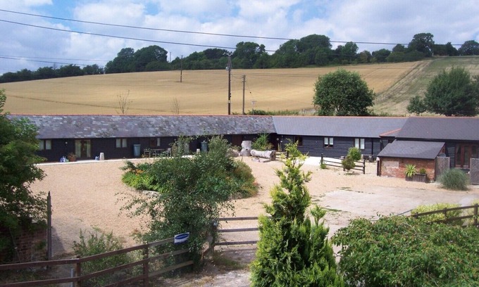 Elmsted Cottage | Quaint Group of Cottages in AONB for Family Getaways