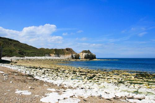 Flamborough House | Welcoming Grove Cottage in Flamborough for Families & Pets