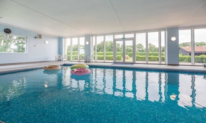 Woodbridge House | Discover Grove Farm Bungalow with Pool in Dallinghoo