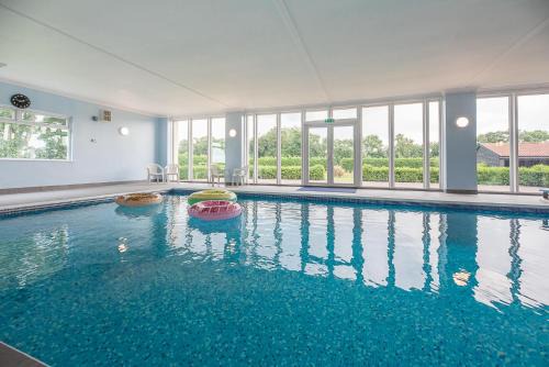 Woodbridge House | Inviting Grove Farm Bungalow with Pool in Dallinghoo