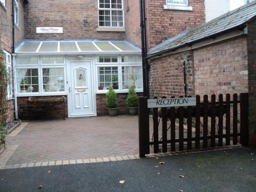 Oakengates Bed & Breakfast | Family-Friendly Grove House Guest House with Top Reviews