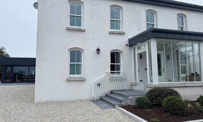 Schull House | Grove House: Harbour Views & Pet-Friendly Comfort