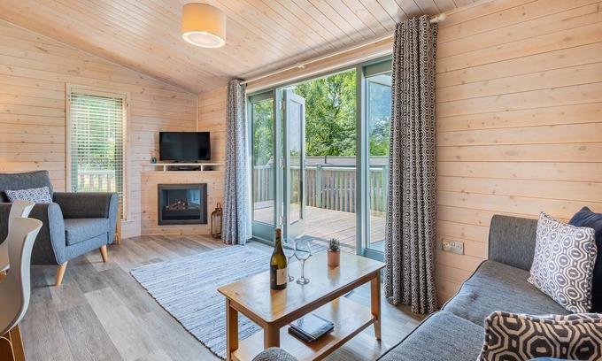 Windermere Cabin | Grove Lodge: Cozy Getaway for Two with En-Suite Access