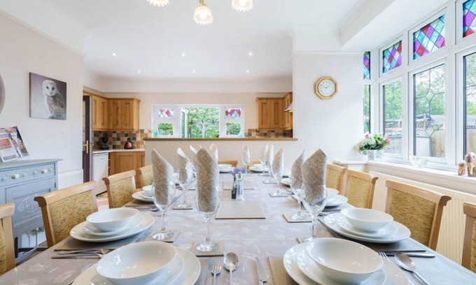 Gosport Cottage | Grove Lodge: Ideal Stay for 13 with Pet-Friendly Comfort