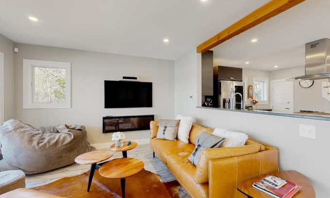 Barnard House | Family-Friendly Grove Road Lakehouse - 4-Star Retreat