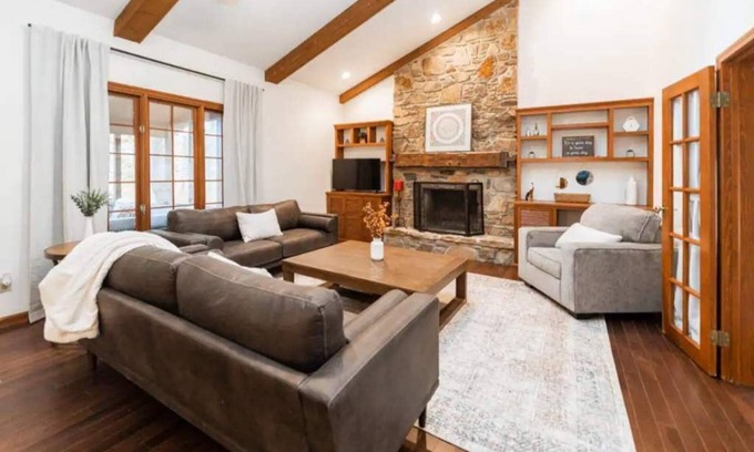 Bloomington House | Inviting 3128 sqft Retreat by IU with Screened Porch Bar
