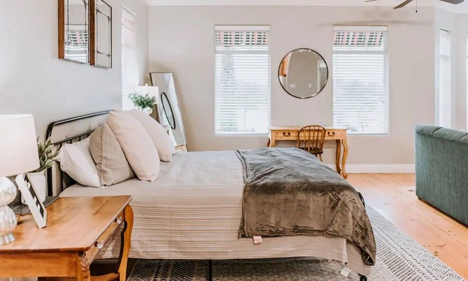 Gruene Condo | Premier GrueneGusthaus Condo with Golf Cart & Pool Access