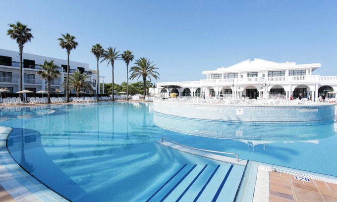 Es Canutells Hotel | Family-Friendly Stay at Grupotel Mar de Menorca